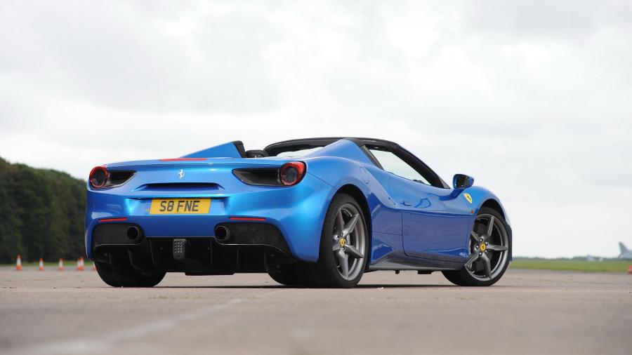  Ferrari 488 Spider 2016 года  (UK) (фото 26 из 28)
